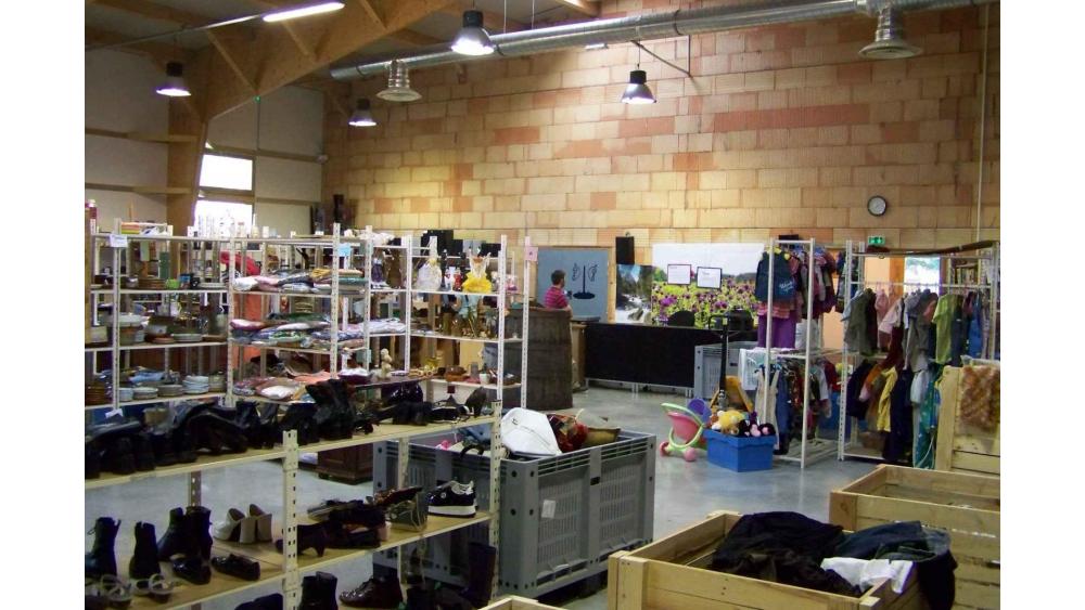ressourcerie-la-buisse-interieur-60e66aba505d7060606737.jpg