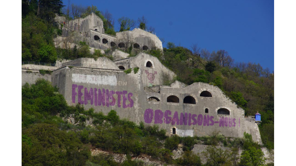 bastille-solgans-feministe-petit-63a2f0b875bbb774301071.png