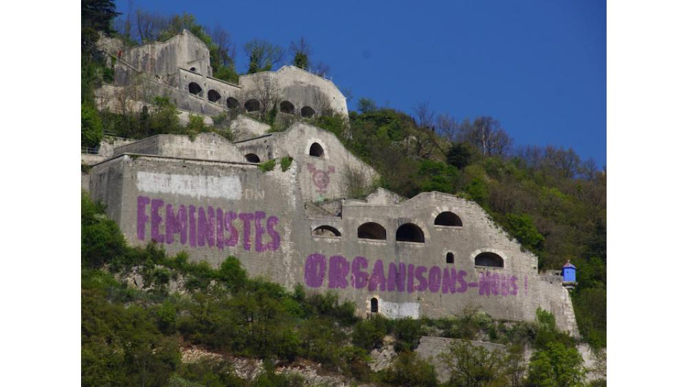 bastille-solgans-feministe-petit-65ae57076f8ad342035671.jpeg