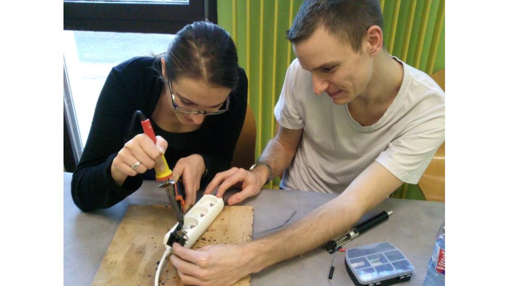 repair-cafe-1-60e66abb32cd9665426174-65c4f736a34b2805548691.jpg